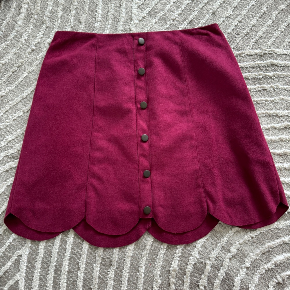 Maroon scalloped hem mini skirt - Picture 2 of 4
